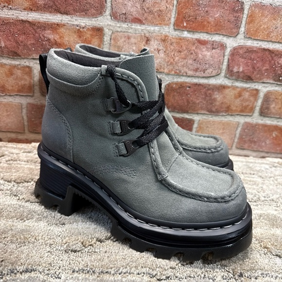 Dr. Martens Corran 3I 3-Eye Suede Heeled Boots Women’s Size 7 Grey Wednesday NEW - Picture 4 of 15